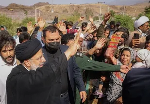 حضور رئیس&zwnj;جمهور در جمع مردم روستای کروچان کرمان با وجود طوفان شن