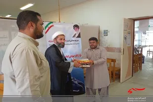 اهداء 19 کتاب کمک آموزشی متوسطه به کتابخانه عمومی کنارک