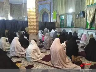توزیع نذری میان نمازگزاران در قالب رزمایش کمک مومنانه