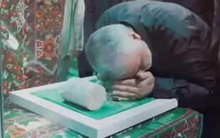 هدیه متبرک "حاج قاسم" برای رهبر انقلاب