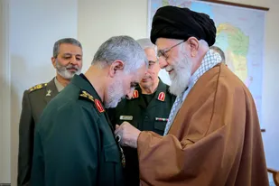 دعای سردار سلیمانی در هنگام دریافت نشان ذوالفقار از رهبر معظم انقلاب