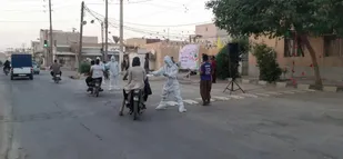 توزیع ماسک رایگان در میان مردم هندیجان