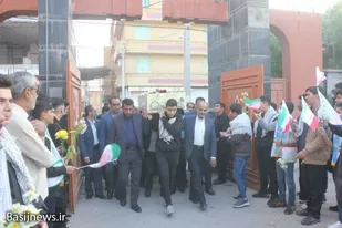 استقبال دانش آموزان مدرسه شهید مطهری بوشهر از شهید گمنام