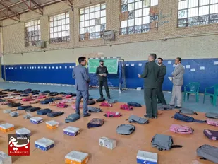 اهدای ۶۰۰ بسته لوازم التحریر به دانش آموزان کم برخوردار شهرستان مرزی کلات+ عکس