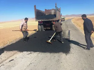 لکه گیری 1075 متر مربع از راه های آسفالته شهرستان رزن