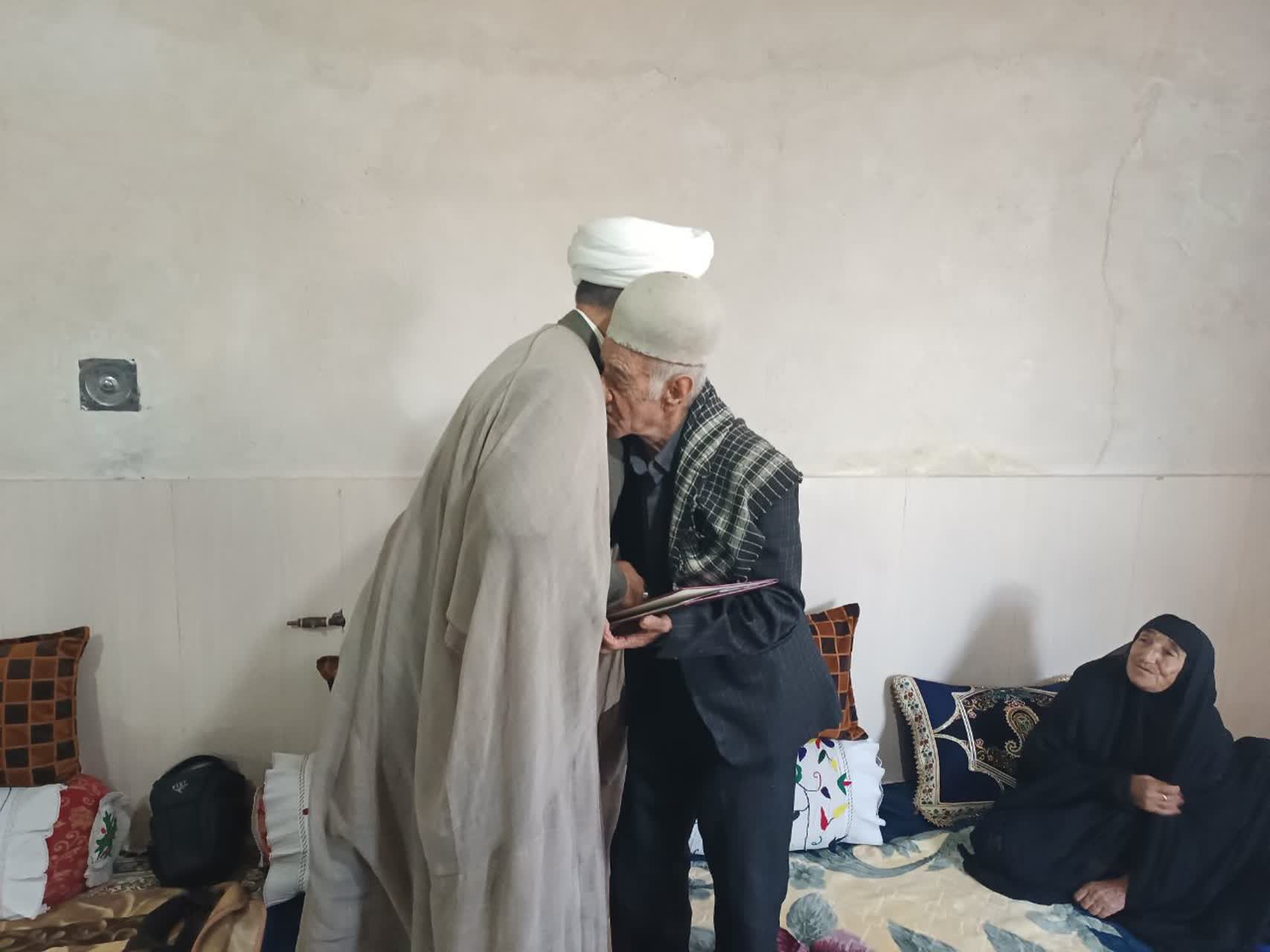 دیدار و تجلیل مسئول دفتر نمایندگی ولی فقیه در سپاه فتح از خانواده شهدا