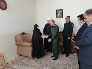 فرماندهی ناحیه سپاه شهرستان بویین میاندشت به همراه مسئولین شهرستان به مناسبت روز گرامیداشت مادران و همسران شهدا با آنان دیدار کردند.