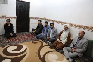 عیادت اساتید بسیجی از دانشجوی جانباز حادثه تروریستی کرمان