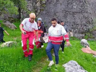 نجات مصدوم ۵۷ساله در ارتفاعات بدره توسط نجات گران هلال&zwnj;احمر