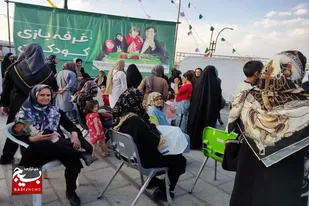برپایی ایستگاه تبیینی و کافه گفتگو در میدان امام خمینی (ره) همدان