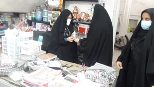 اهدا هدیه فرهنگی به فروشندگان با حجاب در میبد