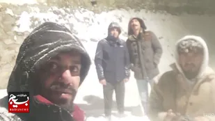 جهادگران بسیجی پای کار امداد رسانی، به حادثه دیدگان برف در جاده چالوس