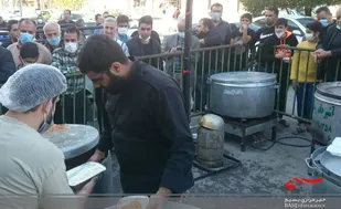 پخت و توزیع غذای نذری به مناسبت شهادت حضرت فاطمه(س) در اهواز