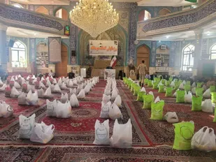 توزیع ۲ هزار بسته معیشتی ویژه شب یلدا در شهرستان بوئین زهرا/ مبارزه با فقر و رسیدگی به اقشار آسیب پذیر وظیفه همگانی است