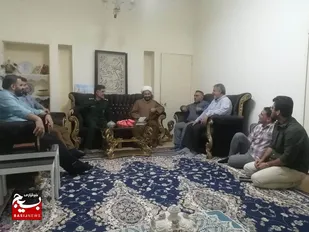 دیدار فرمانده ناحیه مقاومت بسیج شهرستان آبادان به همراه بسیجیان حوزه کارمندی با جانباز دفاع مقدس