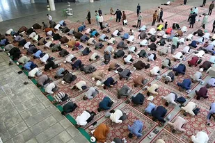 برگزاری نماز جماعت در حرم بانوی کرامت با رعایت فاصله اجتماعی