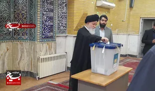 آیت الله علم الهدی رای خود را به صندوق انداخت