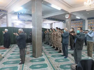 اقامه نماز جماعت رزمندگان گردان 114 امام حسین ع درحسینیه اعظم دهاقان درهفته نکوداشت نماز