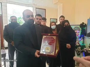 مدال پدافند غیر عامل به خانواده شهید &laquo;علی لندی&raquo; اعطا شد