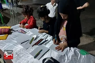 استقبال کودکان از غرفه فرهنگی حوزه مقاومت بسیج شهیده نسیمه زارعی در تجمعات خیابان دانشگاه