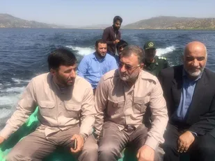 بازدید سردار سلیمانی از مناطق عملیاتی دفاع مقدس