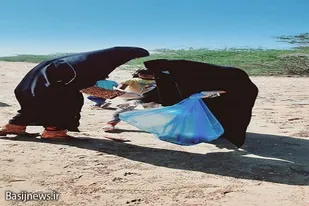 پاکسازی سواحل کنارک توسط بسیجیان
