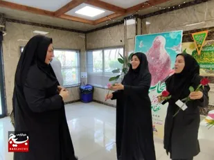 اهداء گل به بانوان به مناسبت هفته عفاف و حجاب