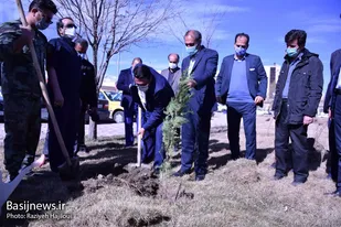 غرس نهال توسط مسئولین استانی و کادر درمان در بیمارستان بعثت همدان