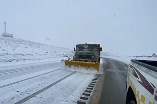 ادامه بارش برف و مه آلودگی در جاده&zwnj;های همدان / هشدار به رانندگان برای رعایت نکات ایمنی