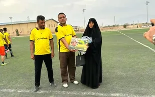 تجلیل از همسر سردار شهید یوسف بردستانی در مسابقه فوتبال مقاومت دیّر و پیشکسوتان بردخون