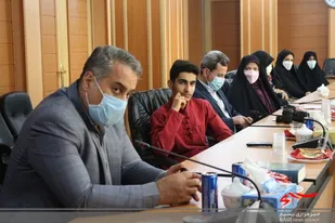 نشست هم اندیشی دانش آموزان نخبه با فرماندار شهرستان ساوه+عکس