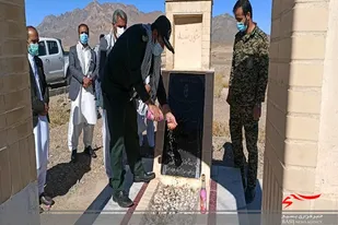 آیین غبارروبی و عطرافشانی مزار شهدا به مناسبت هفته بسیج در شهرستان مهرستان برگزار شد.