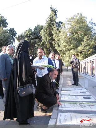 مشاور عالی وزیر راه و شهرسازی به مقام شهدای قزوین ادای احترام کرد
