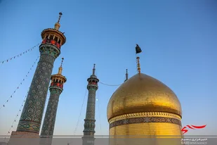 پرچم عزا بر فراز گنبد حرم مطهر بانوی کرامت(س)