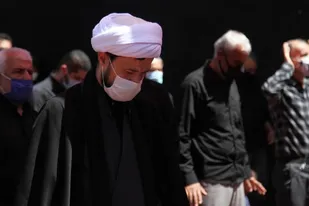 اقامه نماز ظهر تاسوعا در جوار امامزاده حسین(ع) قزوین به امامت حجت الاسلام عباسی و با رعایت کامل پروتکل های بهداشتی
