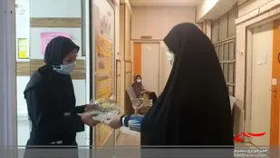 اهدای گل به بانوان محجبه توسط بسیجیان حوزه بسیج خواهران کوثر 2
