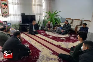 دیدار جمعی از بسیجیان پایگاه امام جعفر صادق (ع) ملایر با بردار شهید &laquo;سلگی&raquo;