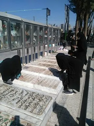 زیارت قبور شهدا در ایام الله دهه فجر توسط حوزه نرجس خاتون ناحیه مرکزی یزد