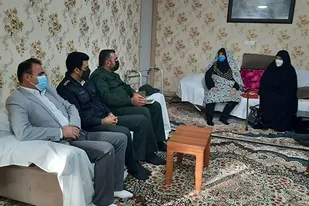 دیدار با خانواده های شهدای روستای هیو به مناسبت دهه فجر