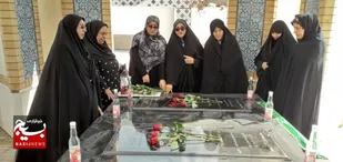 غبارروبی و عطرافشانی مزار شهدا توسط پایگاه صدیقه کبری(س) به مناسبت هفته دفاع مقدس