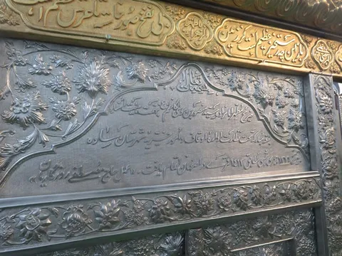 غبارروبی حرم مطهر امام زاده سید منصور (ع) شهرستان زرندیه به روایت تصویر