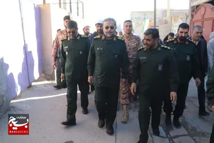 سردار سلیمانی از مناطق حاشیه ای شهر زاهدان بازدید کرد/باید تلاش کنیم تا سایر معضلات این مردم را در زمینه های مختلف از جمله اقتصادی و اجتماعی یا نگاه جهادی رفع کنیم