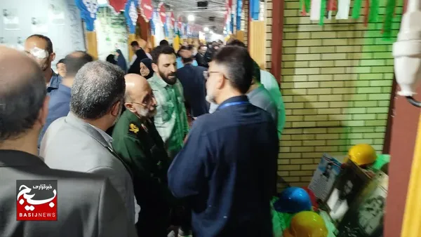 بازدیدسردارآزادی از نمایشگاه روایت پرچمداران