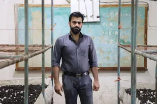 عزم جوان فرمهینی برای تحقق اقتصادمقاومتی/کشت قارچ در پارکینگ!