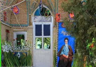 حجره طلبگی امام راحل در اراک گلباران شد