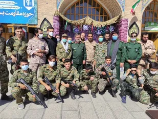 برپایی نمایشگاه دفاع مقدس و توزیع ۲۰۰ بسته کمک مومنانه