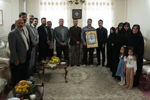 دیدار بسیجیان بنیاد مستضعفان با خانواده شهید والامقام &laquo;*عوض علی ضیائی*&raquo; و تشرف به مزار این شهید بزرگوار