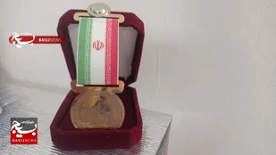 اعطای نشان &laquo;راویان بعثت مردم&raquo; به مسئول خبرگزاری بسیج