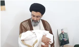 اذان گفتن امام جمعه پیشوا در گوش نوزاد تازه متولد شده پیشوایی