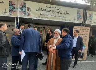 بازدید از غرفه های خدمت رسانی بسیجیان به مردم در نماز جمعه شهر تهران